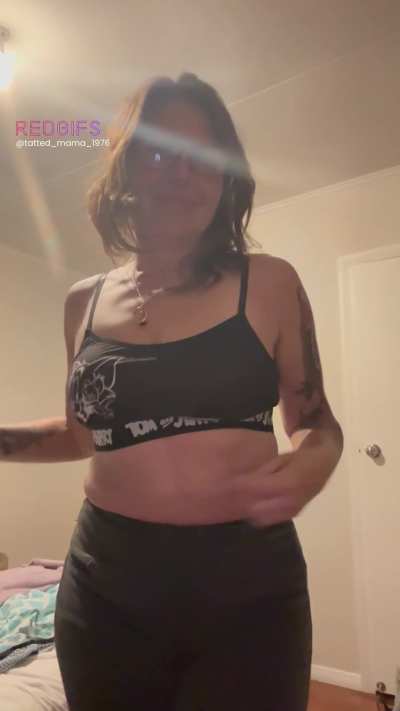 After a long week this old MILF needs to take her bra off