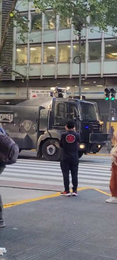 Represión en florida y av de mayo, SIN manifestantes.