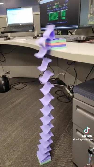 Sticky note slinky