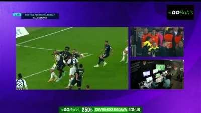 Fenerbahçe awarded a last minute penalty vs. Kasimpasa 