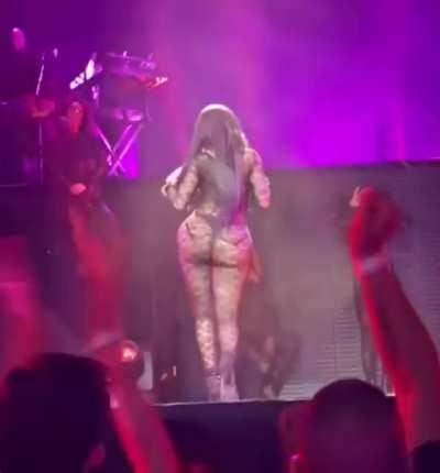 Nicki Minaj's ass is ridiculous