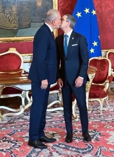 Küss die Hand, schöne Frau, Ihre Krawatte ist so blau...