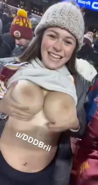 Big tit flash at a NFL game🏈