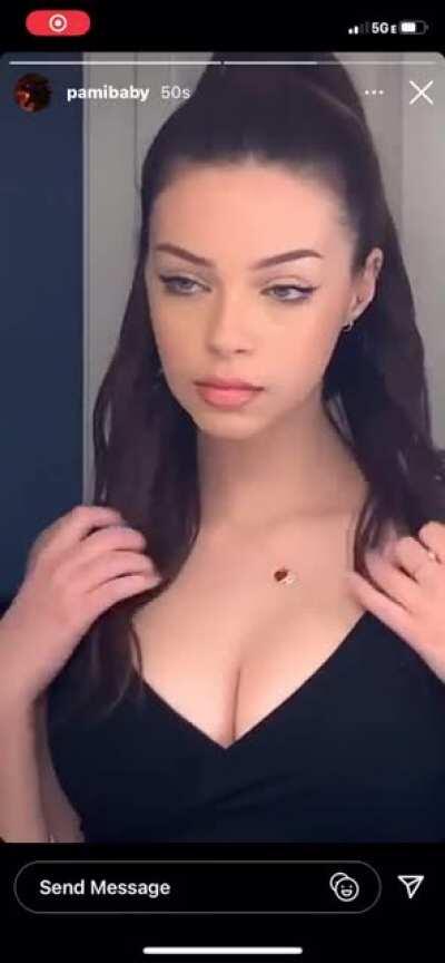 the cleavage & that pretty face 😍