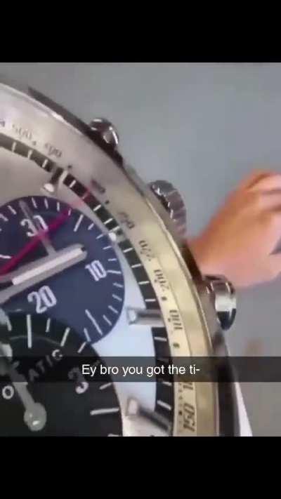 Ele tem todo tempo do mundo em seu pulso