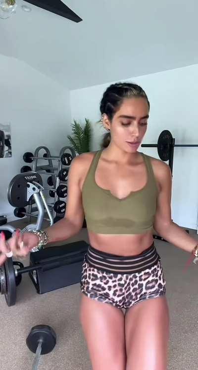 Sommer dancing while working out | TikTok August 2023