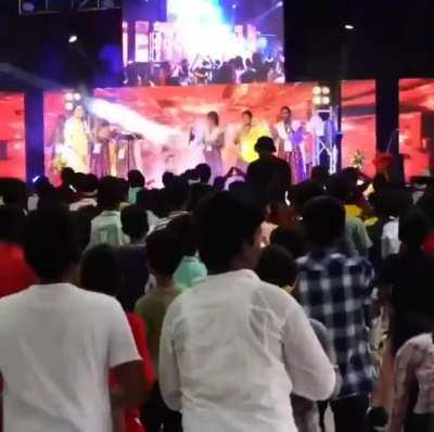 Paralokam vellali ante plane lonchi dookali. Why is this so catchy tho?