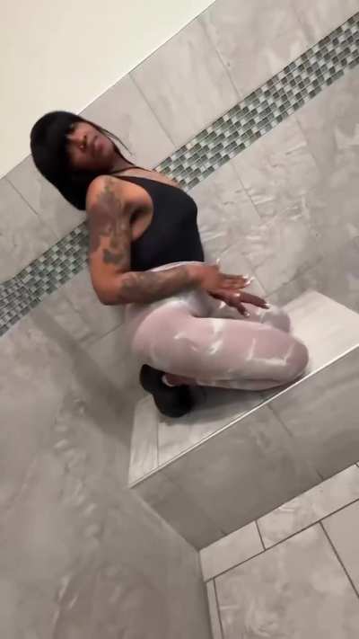 white girl showin her bestie how to twerk