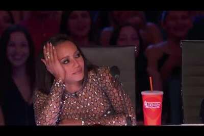 Még ez a kis jószág is tudja kinek a katonájának kell lennie!