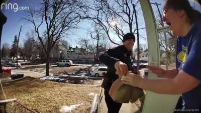 Копы арестовали доставщика и закончили доставку за него.