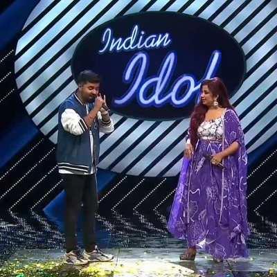 Shreya Ghoshal singing 'Ami Je Tomar' with a contestant on Indian Idol