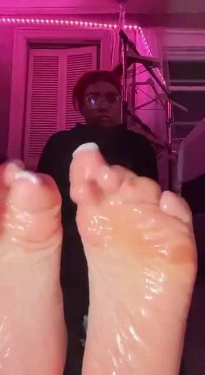 Cute latina girl Dyanna’s oiled meaty soles😮‍💨