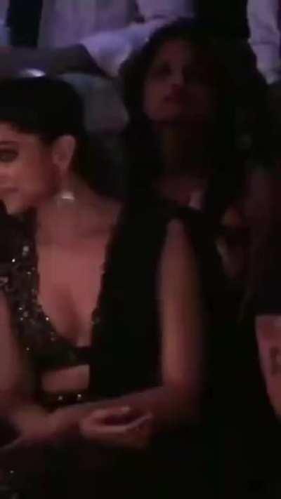 Deepika Padukone Showing off her Assets in an award function. She also covered it while bending😍