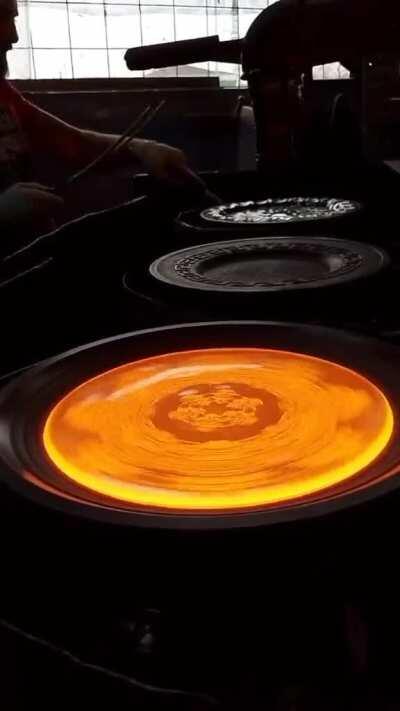 How a decorative glass plate is made