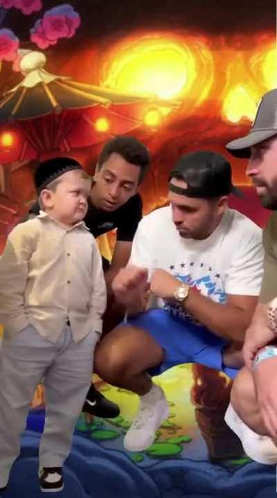 Luffy agrees to save an entire country and beat a gigantic dragon beast, (they will give him meat).