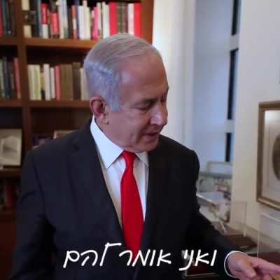 Just the İsraili PM netanyahu showing off his weaponry.