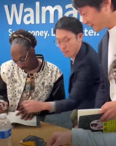 Snoop Dogg, Giving Autographs In Japanese