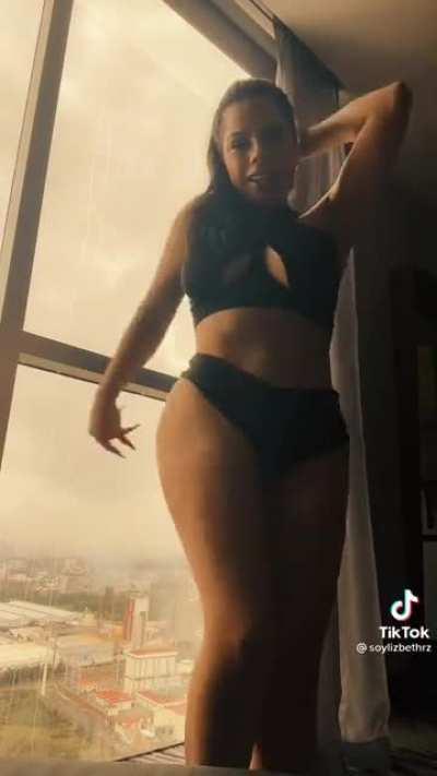 No se sabe mover pero ese cuerpo sabroso la ayuda mucho 🤤