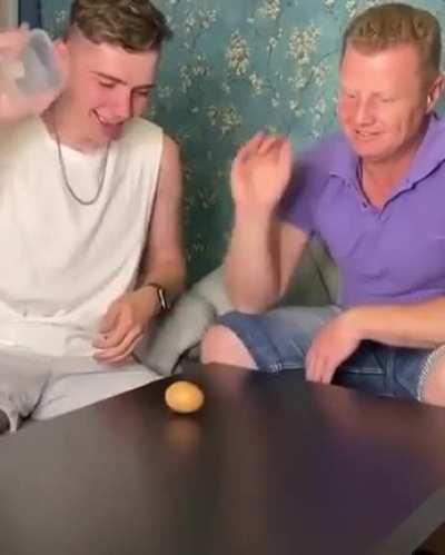 Pausing on the last frame makes this 3000x funnier