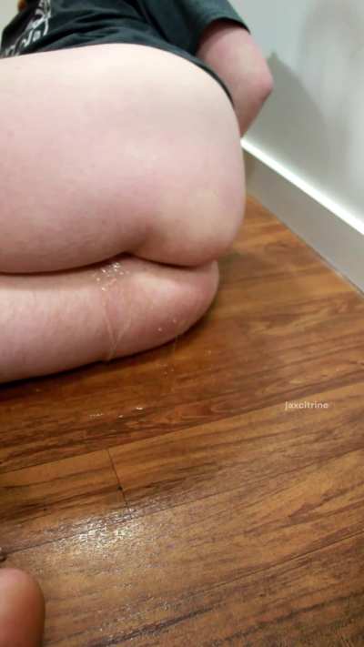 i told you i was gonna pee myself if you didn't come help me soon 🫢