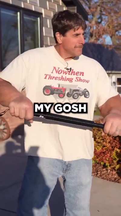 This man has the strongest hands in the world: 😮
