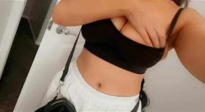 Pretty face & pretty titties 💋