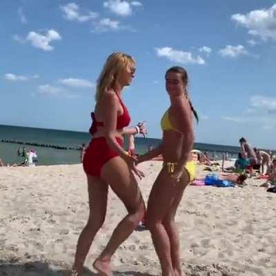 Anna Kalczyńska z siostrą