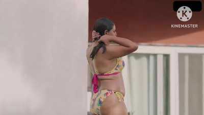 Nidhi Mahawan sexy bikini scene