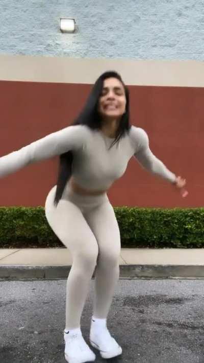 Dancing hottie flashes the toe!!