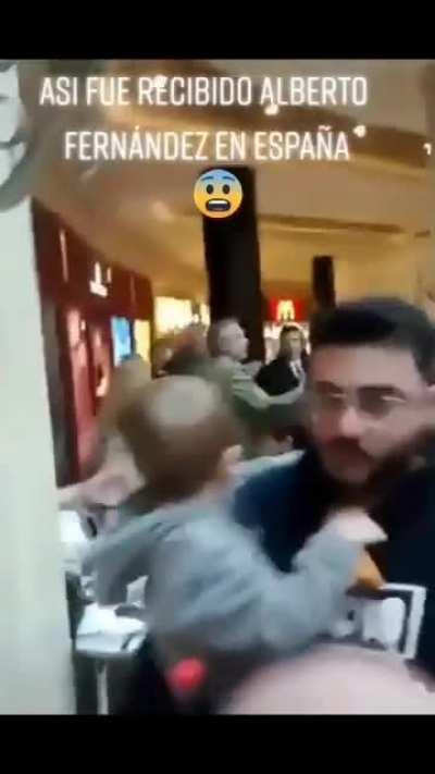 Así lo reciben al ex presidente en España