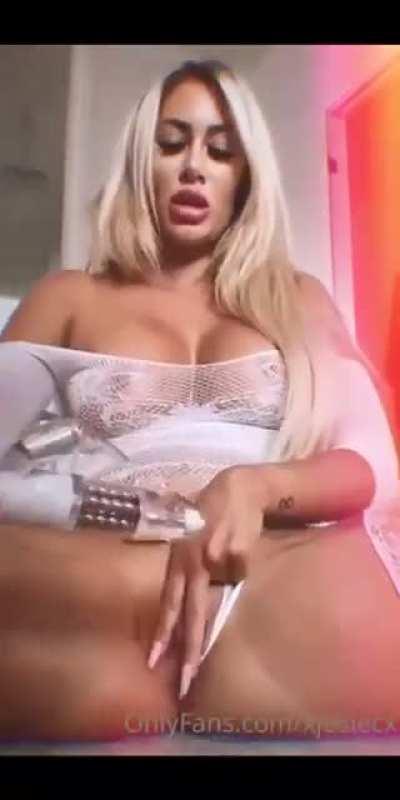 Finns massor mer sällsynt ifrån of på snapkontot @ofexpoze blandannat Julias nya video men vågar inte lägga ut den hon anmäler