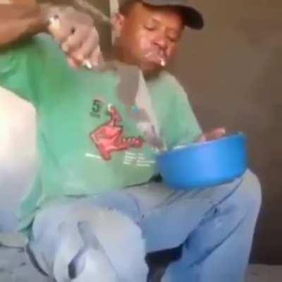 Silencio , pai do mucalol está almoçando