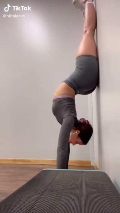 lexie does a handstand 🤸🏼‍♀️