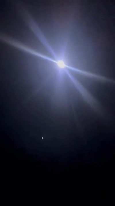 А ну подсвети мне:  Стартап Reflect Orbital обещает «доставить свет» в любую точку планеты

По словам инженеров, работает всё благодаря орбитальным спутникам, на которые установлены светоотражатели — они перенаправляют свет Солнца на любую точку планеты, 