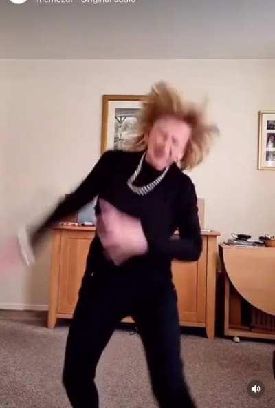 Cmon, who taught their auntie how to record and upload a video?