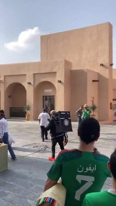 Los primeros que van a eliminar son a los aficionados....