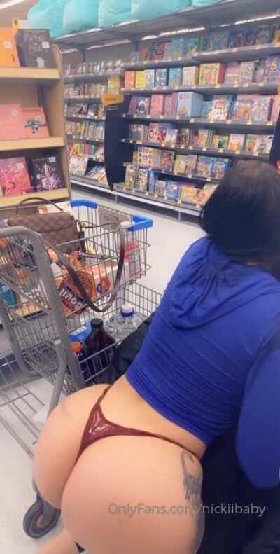 💯Outgoing girl undresses in supermarket and shakes her big ass🔥check in comments👇