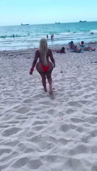 Love seeing a huge fake ass outside