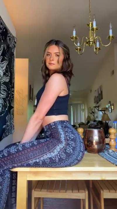 I'd do anything to fuck her in those pants