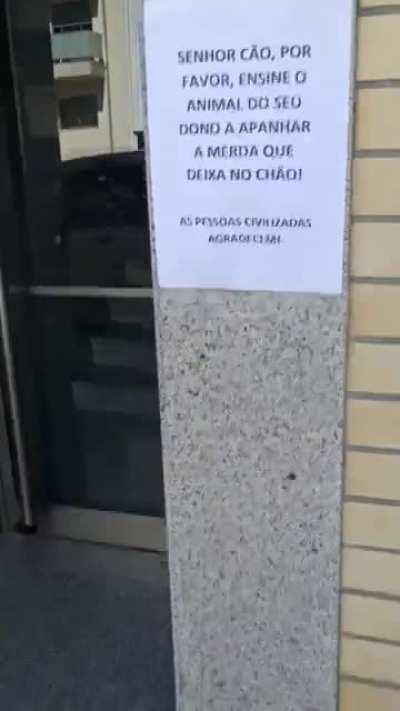 Na entrada de um prédio em Matosinhos.