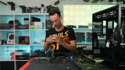 DerBauer breaks 1k$ motherboard