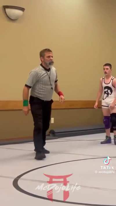 Dad assaults referee in a kids' match 