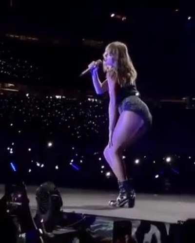 Taylor Swift loves teasing her fans