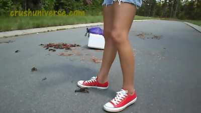 Kandi is wearing hot pants and Converse.
She plays by crushing dozens of crawfish.
Under her Converse, the crayfish become brutal and die.
The crayfish that was crushed by her is now in a state like juice.
But she enjoys such cruelty.
#crushuniverse.