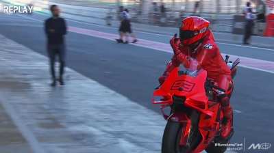 Marquez flips off Gresini team returning to box