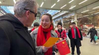 CCP demand piano player in a public place stop filming because they were in the background (in Britain)