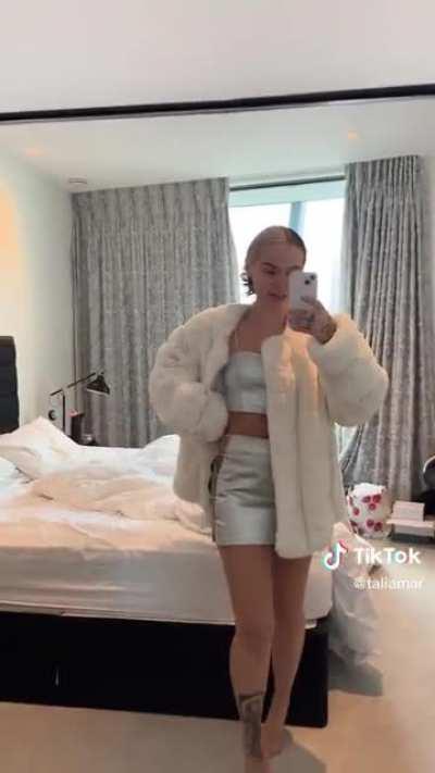 She low key giving pornstar vibes here to me😅