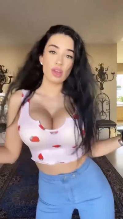 Bouncy strawberries 🍓