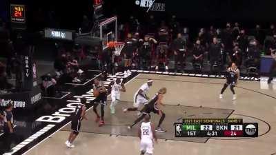 [Highlight] three straight defensive stops by Kevin Durant against the Bucks in the 1st quarter.