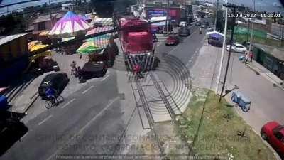 Ciclista embestido por el tren en Tlaxcala.